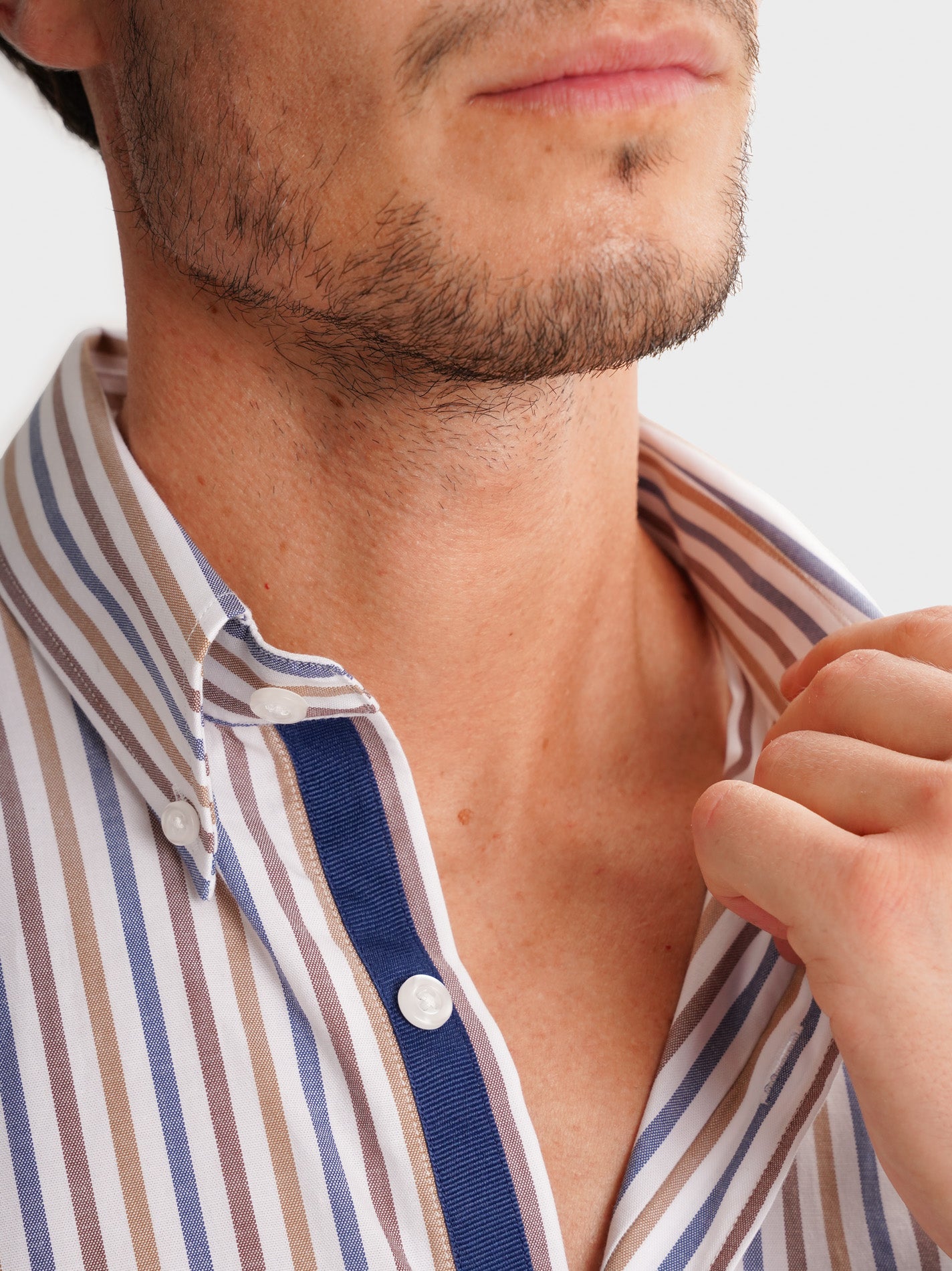 WHITE REGULAR FIT MR SHIRT. BLUE