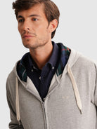 SUDADERA GRIS CON CAPUCHA REGULAR FIT MR. AZUL
