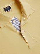 Polo de piqué amarillo de corte estándar de Mr. Blue
