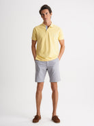 Polo de piqué amarillo de corte estándar de Mr. Blue