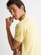 Polo de piqué amarillo de corte estándar de Mr. Blue