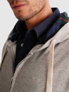 SUDADERA GRIS CON CAPUCHA REGULAR FIT MR. AZUL