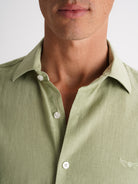 Camisa de corte slim de lino verde de Mr. Blue