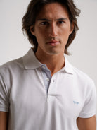 Polo de piquet blanco de corte estándar de Mr. Blue