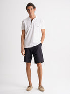 Polo de piquet blanco de corte estándar de Mr. Blue